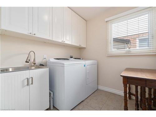 7385 Woodgate Street, Niagara Falls, ON - Indoor Photo Showing Laundry Room