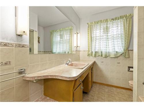 23 Overholt Street, St. Catharines, ON - Indoor Photo Showing Bathroom