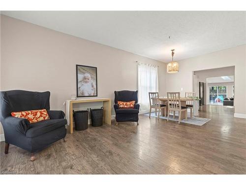 69 Wellington Street N, Thorold, ON - Indoor Photo Showing Living Room