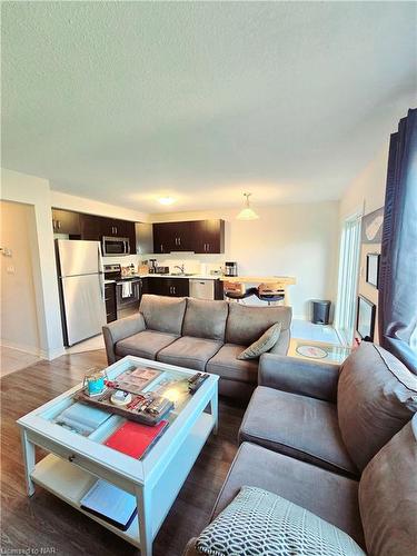 100 Roselawn Crescent, Welland, ON - Indoor Photo Showing Living Room