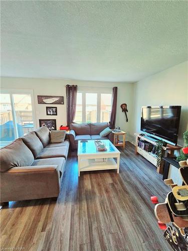 100 Roselawn Crescent, Welland, ON - Indoor Photo Showing Living Room