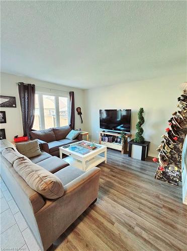 100 Roselawn Crescent, Welland, ON - Indoor Photo Showing Living Room