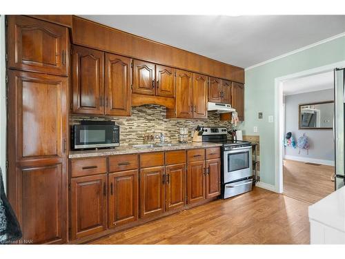 66 Whyte Avenue N, Thorold, ON - Indoor Photo Showing Kitchen