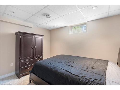 66 Whyte Avenue N, Thorold, ON - Indoor Photo Showing Bedroom