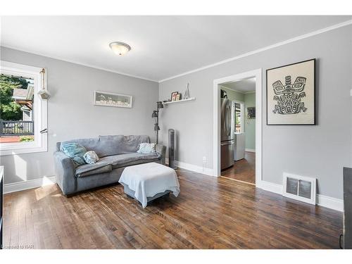 66 Whyte Avenue N, Thorold, ON - Indoor Photo Showing Living Room