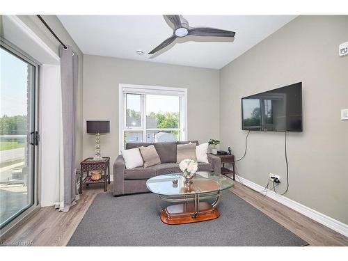 211-529 South Pelham Road, Welland, ON - Indoor Photo Showing Living Room