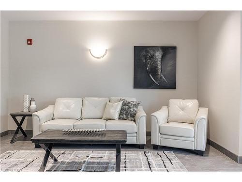 211-529 South Pelham Road, Welland, ON - Indoor Photo Showing Living Room