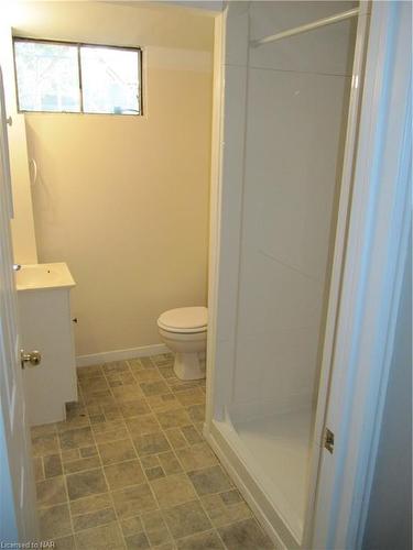 2 Black Knight Road, St. Catharines, ON - Indoor Photo Showing Bathroom