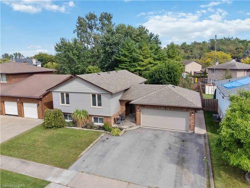 6896 Cumberland Court, Niagara Falls, ON - Outdoor With Facade