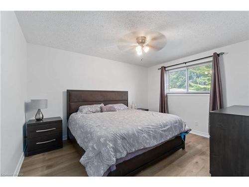 6896 Cumberland Court, Niagara Falls, ON - Indoor Photo Showing Bedroom