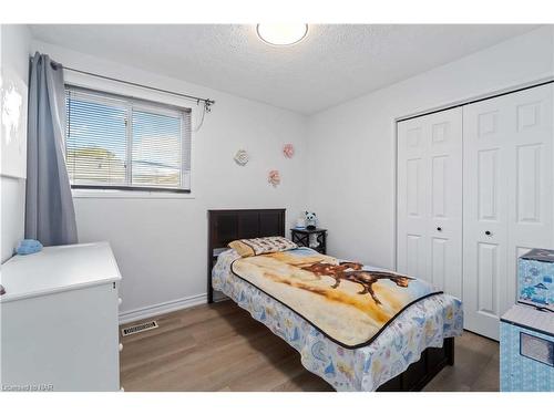 6896 Cumberland Court, Niagara Falls, ON - Indoor Photo Showing Bedroom