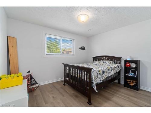 6896 Cumberland Court, Niagara Falls, ON - Indoor Photo Showing Bedroom