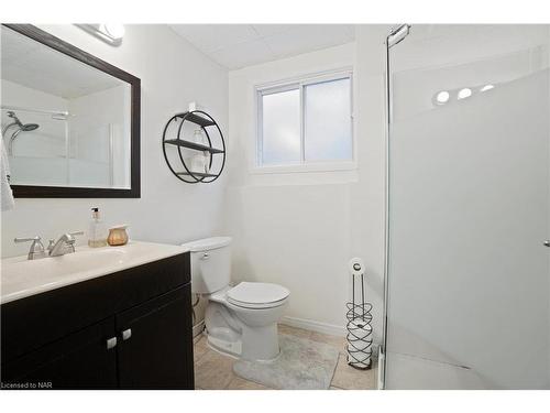 6896 Cumberland Court, Niagara Falls, ON - Indoor Photo Showing Bathroom