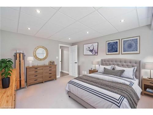 6896 Cumberland Court, Niagara Falls, ON - Indoor Photo Showing Bedroom