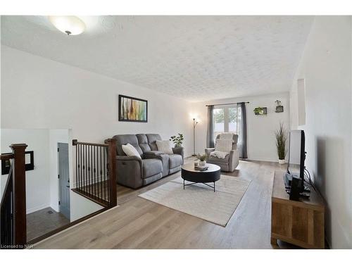 6896 Cumberland Court, Niagara Falls, ON - Indoor Photo Showing Living Room