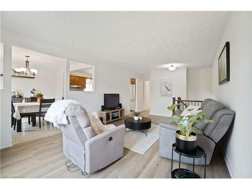 6896 Cumberland Court, Niagara Falls, ON - Indoor Photo Showing Living Room