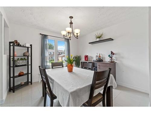 6896 Cumberland Court, Niagara Falls, ON - Indoor Photo Showing Dining Room