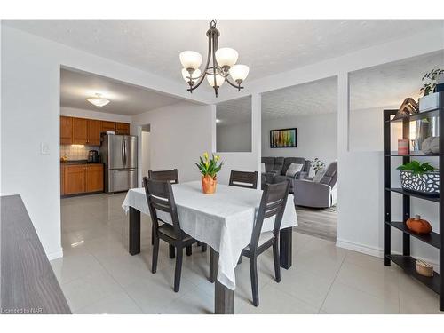 6896 Cumberland Court, Niagara Falls, ON - Indoor Photo Showing Dining Room