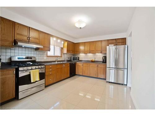 6896 Cumberland Court, Niagara Falls, ON - Indoor Photo Showing Kitchen