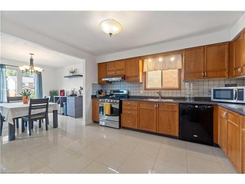 6896 Cumberland Court, Niagara Falls, ON - Indoor Photo Showing Kitchen