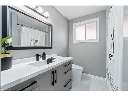 6896 Cumberland Court, Niagara Falls, ON - Indoor Photo Showing Bathroom