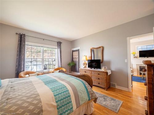 4 Mariner'S Lane, Crystal Beach, ON - Indoor Photo Showing Bedroom