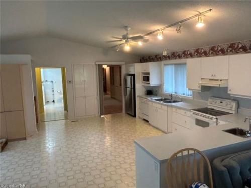 6378 Mountain Road, Niagara Falls, ON - Indoor Photo Showing Kitchen With Double Sink