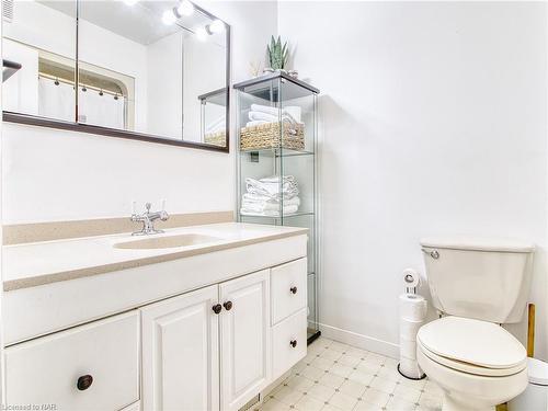 92 Delhi Street, Port Colborne, ON - Indoor Photo Showing Bathroom