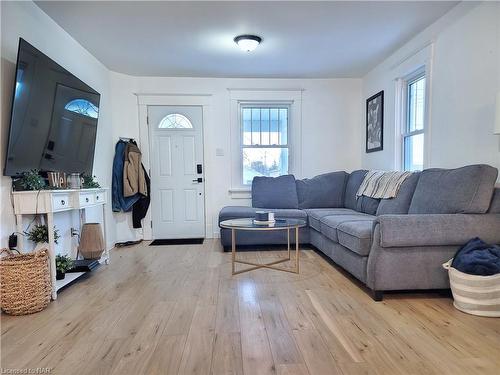 92 Delhi Street, Port Colborne, ON - Indoor Photo Showing Living Room