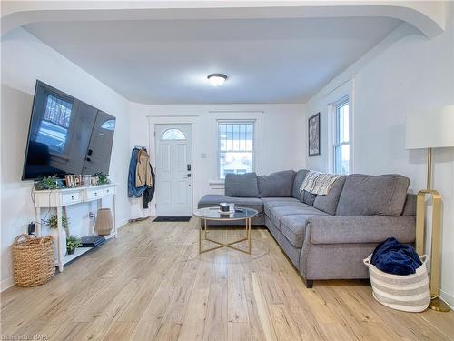 92 Delhi Street, Port Colborne, ON - Indoor Photo Showing Living Room