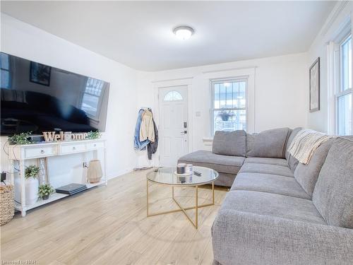 92 Delhi Street, Port Colborne, ON - Indoor Photo Showing Living Room