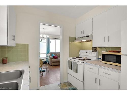 195 Central Avenue, Fort Erie, ON - Indoor Photo Showing Kitchen