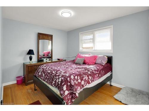 195 Central Avenue, Fort Erie, ON - Indoor Photo Showing Bedroom