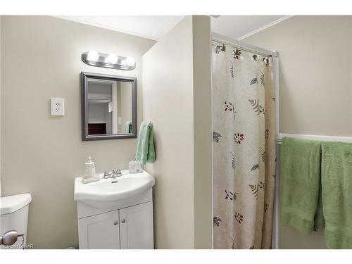 195 Central Avenue, Fort Erie, ON - Indoor Photo Showing Bathroom