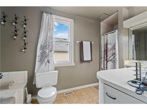 47 Cunningham Street, Thorold, ON - Indoor Photo Showing Bathroom