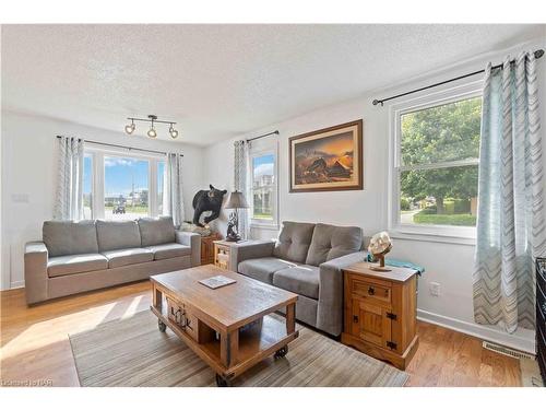 47 Cunningham Street, Thorold, ON - Indoor Photo Showing Living Room