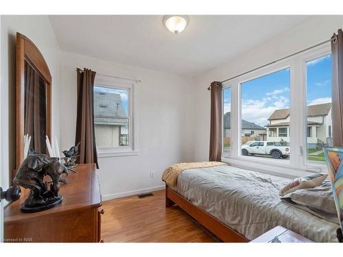 47 Cunningham Street, Thorold, ON - Indoor Photo Showing Bedroom