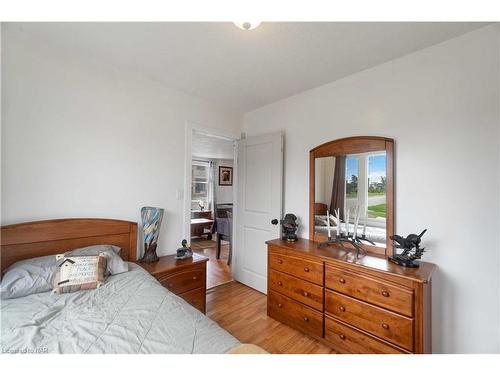 47 Cunningham Street, Thorold, ON - Indoor Photo Showing Bedroom