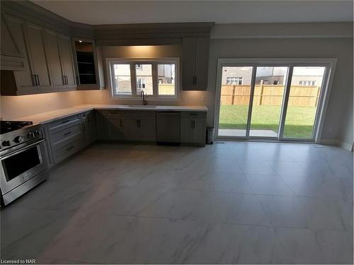 4377 Willick Road, Niagara Falls, ON - Indoor Photo Showing Kitchen