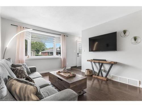 50 Bunting Road, St. Catharines, ON - Indoor Photo Showing Living Room