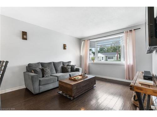 50 Bunting Road, St. Catharines, ON - Indoor Photo Showing Living Room