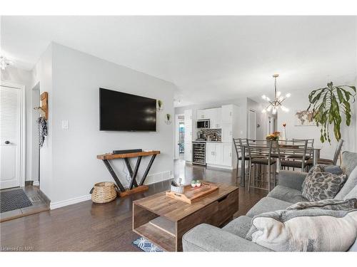 50 Bunting Road, St. Catharines, ON - Indoor Photo Showing Living Room