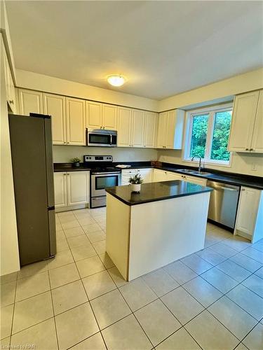 8635 Chickory Trail, Niagara Falls, ON - Indoor Photo Showing Kitchen With Stainless Steel Kitchen