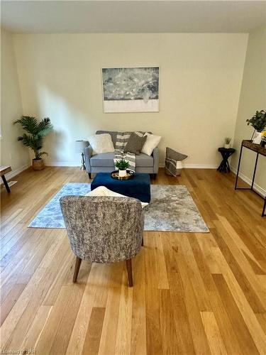 8635 Chickory Trail, Niagara Falls, ON - Indoor Photo Showing Living Room