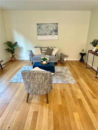 8635 Chickory Trail, Niagara Falls, ON - Indoor Photo Showing Living Room