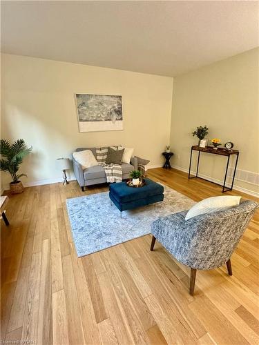 8635 Chickory Trail, Niagara Falls, ON - Indoor Photo Showing Living Room