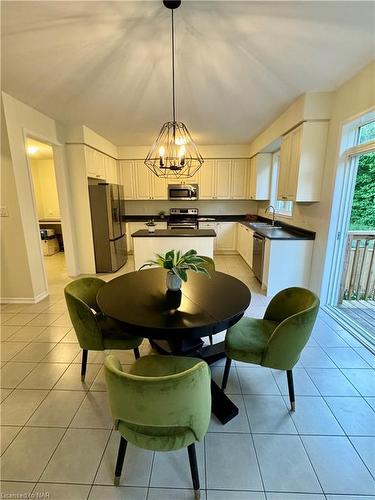 8635 Chickory Trail, Niagara Falls, ON - Indoor Photo Showing Dining Room