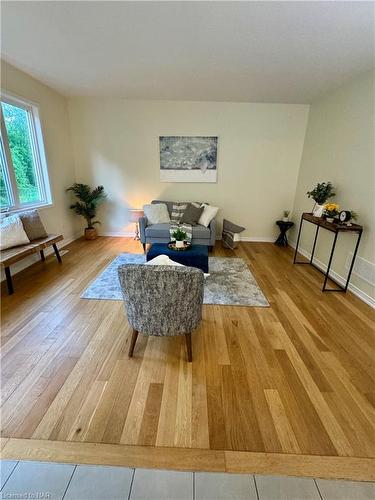 8635 Chickory Trail, Niagara Falls, ON - Indoor Photo Showing Living Room