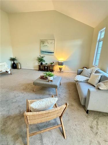 8635 Chickory Trail, Niagara Falls, ON - Indoor Photo Showing Living Room