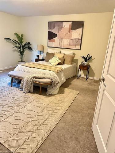 8635 Chickory Trail, Niagara Falls, ON - Indoor Photo Showing Bedroom